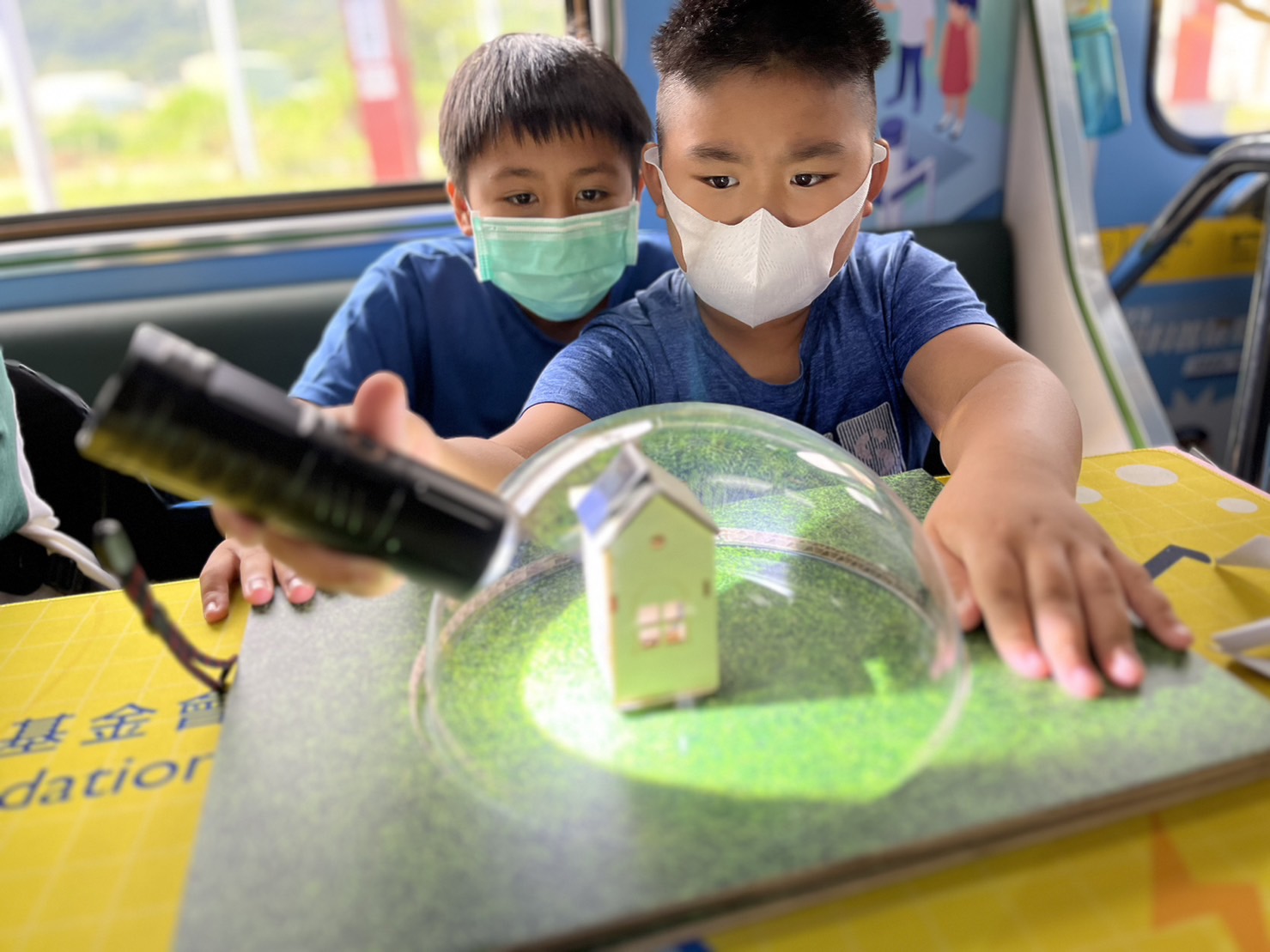 友達參與基礎科學主題車廂，以STEAM教學精神，設計「逐日科學家」、「太陽能工程師」以及「淨零建築師」三大能源科普課程和實驗