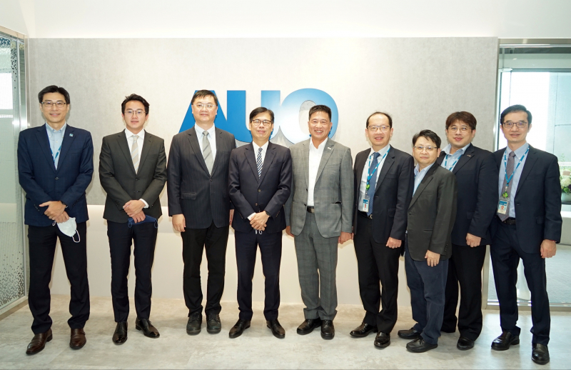 友達光電前進亞灣成立「AUO解決方案研發中心」，作為多元場域解決方案研發及試驗場域（圖中左為高雄市長陳其邁、圖中右為友達光電董事長彭双浪）