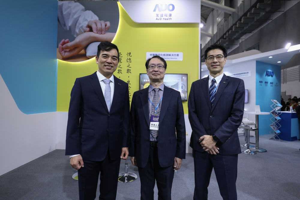 首次於醫療科技展亮相的友達耘康，捐贈數位化檢測設備與研究經費，協助衛福部國家中醫藥研究所打造中醫大數據資料庫。圖由左至右為友達光電執行長暨總經理柯富仁、衛福部國家中醫藥研究所所長蘇奕彰、友達光電智慧醫療事業群總經理廖世宏